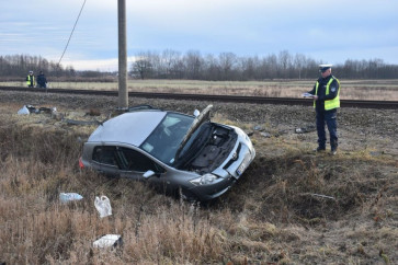 W Zalesiu Gorzyckim toyota wjechała pod pociąg