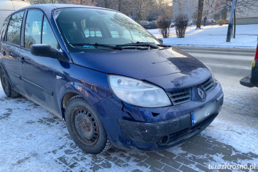 Zderzenie dwóch renault w Krośnie