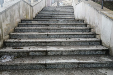 Zjechał samochodem po schodach przy ulicy Blich