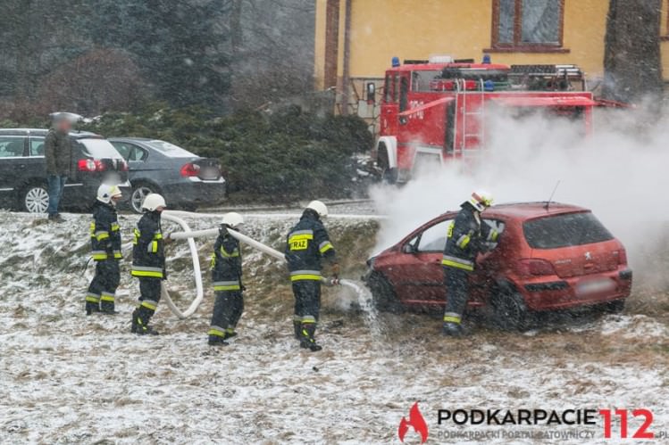 W Żeglcach spłonął samochód W Żeglcach spłonął samochód