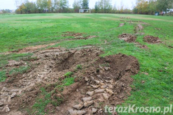 Tir wjechał na boisko piłkarskie w Szczepańcowej Tir wjechał na boisko piłkarskie w Szczepańcowej