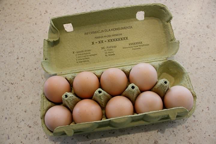 Z każdego opakowania wyciągane jest jedno jajko